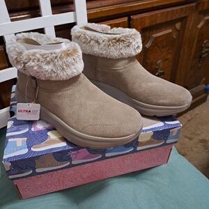 NWT Skechers Ultra Go Performance & Comfort Foam And Scotchgard Size 9